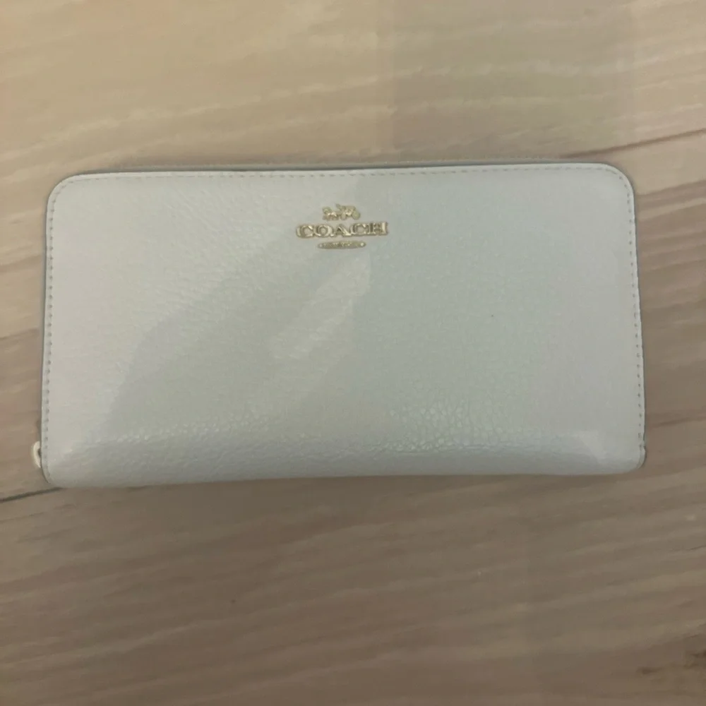 Coach Elegant White Tote and Wallet - Picture 7 of 9